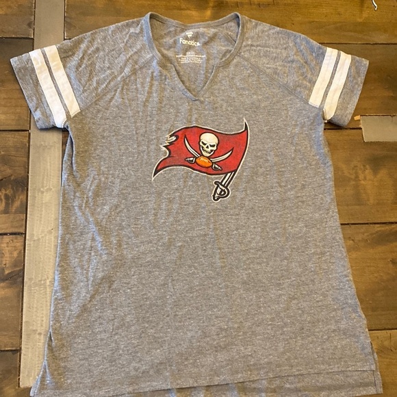 Fanatics‎ Tampa Bay Buccaneers slight v neck tee game day graphic size S - Picture 1 of 4